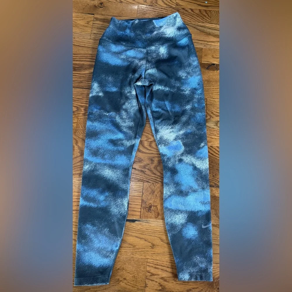 Nike Therma-FIT One. Women's High-Waisted 7/8 Leggings. Blues. Size Small.